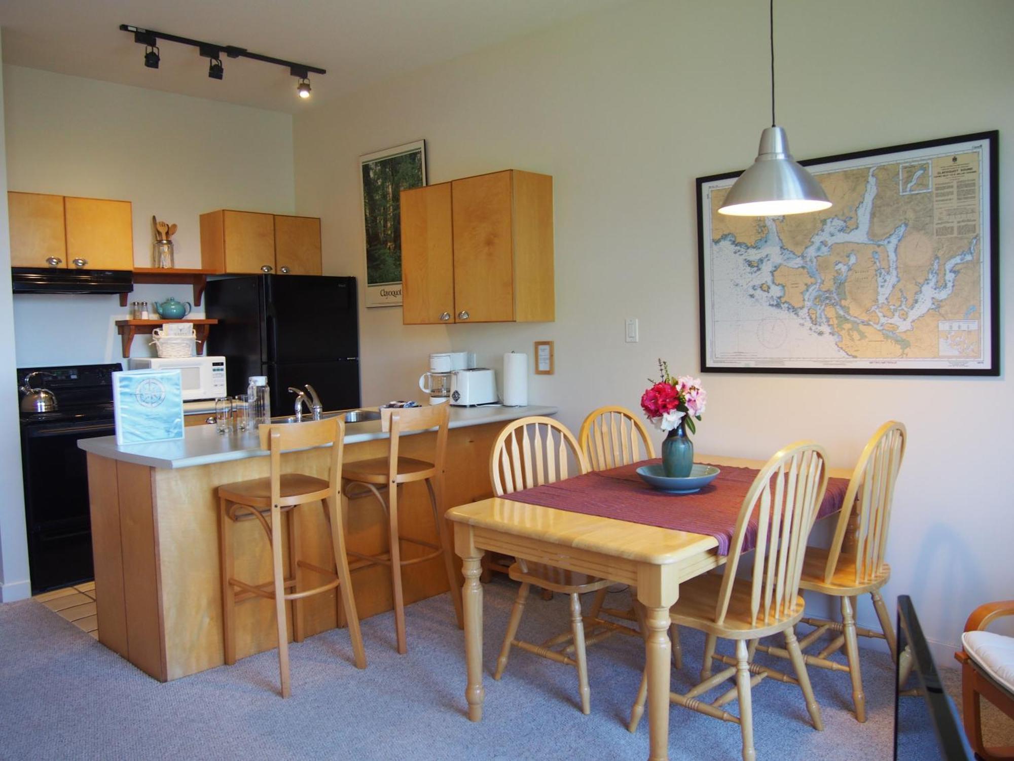 Island Village Properties At Fred Tibbs Tofino Eksteriør billede