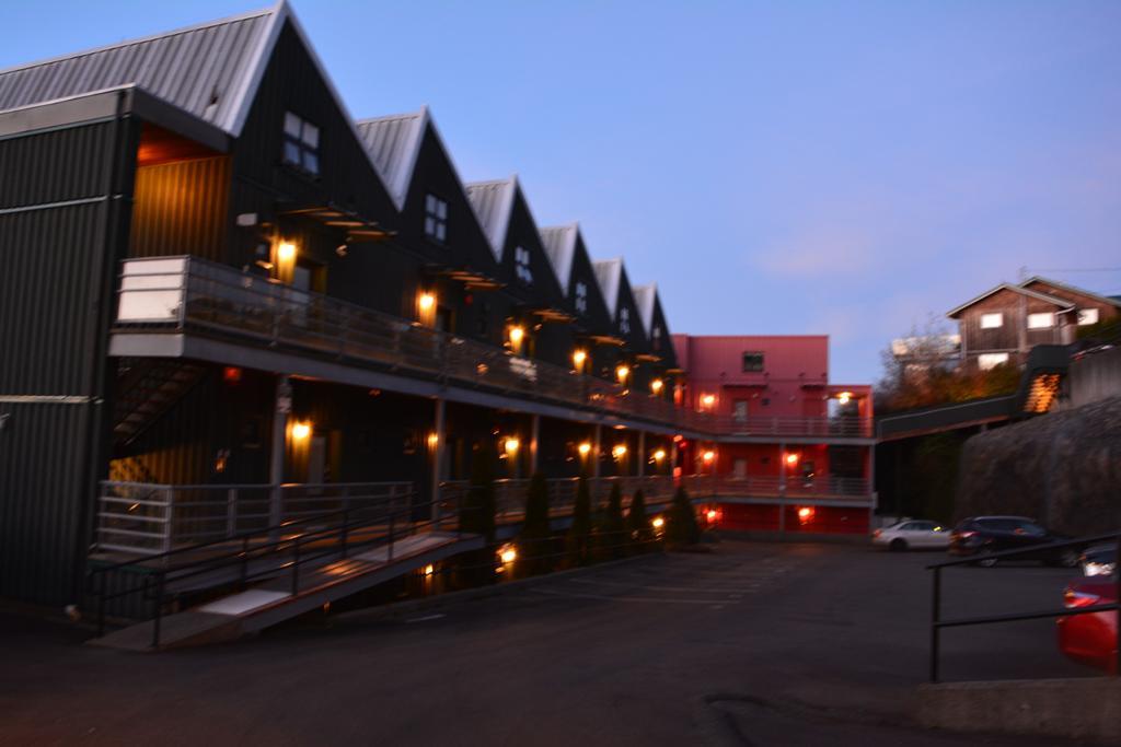 Island Village Properties At Fred Tibbs Tofino Eksteriør billede